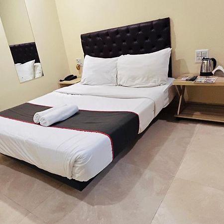 U Life Hotel Bombay Esterno foto