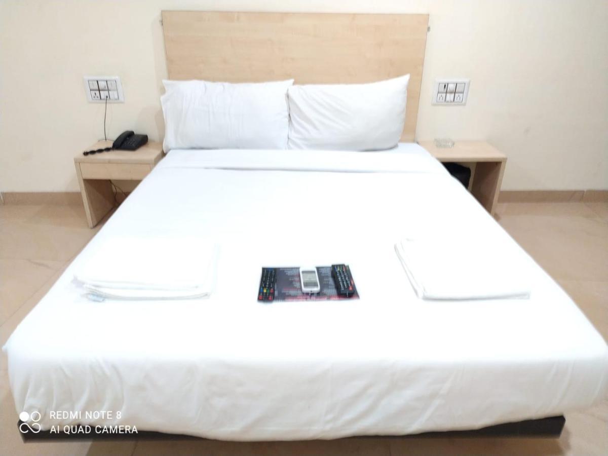 U Life Hotel Bombay Esterno foto