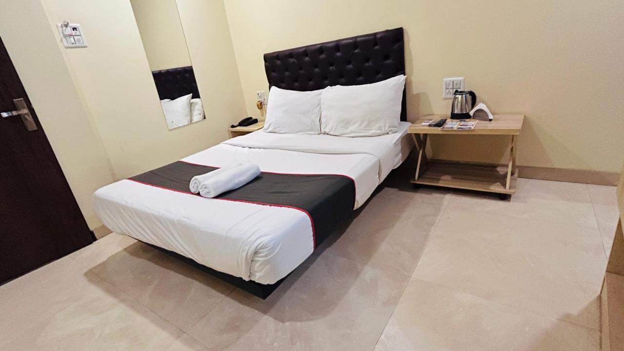 U Life Hotel Bombay Esterno foto